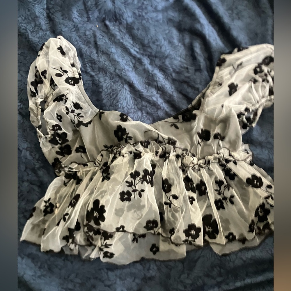 Sheer &Puff
Sleeved Floral Black and Gray Women's Top